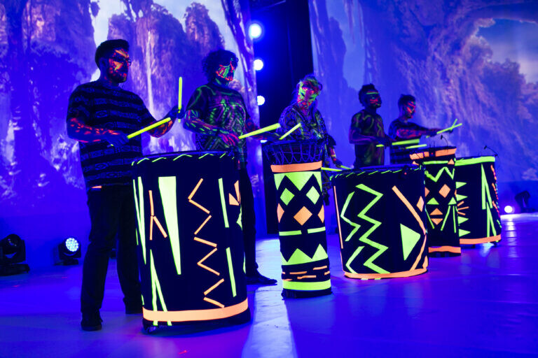 Pokaz gry na bębnach - Fluo drums - bębny w ultrafiolecie